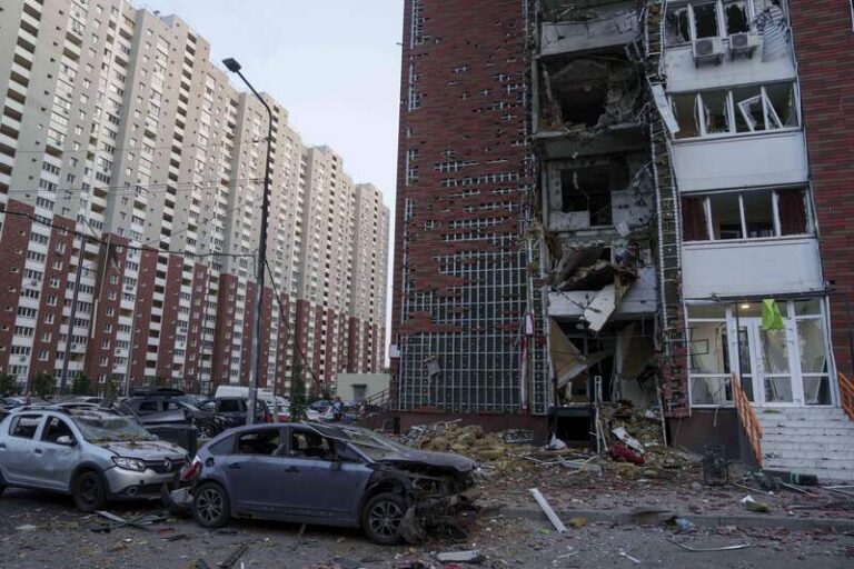 Kyjev čelil úderům, podle Zelenského to byl jeden z největších útoků