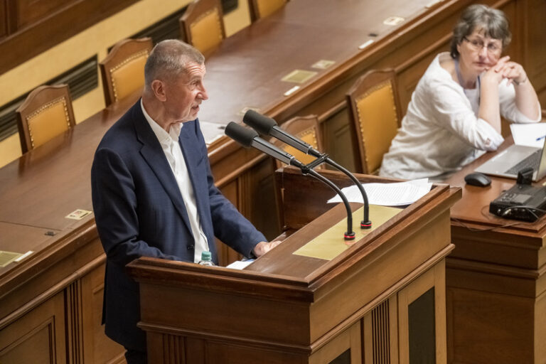 Sněmovní debatu opět ovládla aféra kolem bitcoinového daru