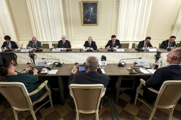 Putin vidí setkání s Trumpem jako přínosné, zbrojení NATO nepovažuje za hrozbu