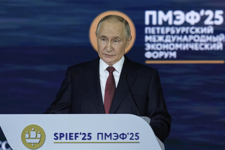 Rusko neusiluje o kapitulaci Ukrajiny, tvrdil Putin na fóru v Petrohradu