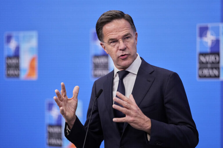 Rutte: Kromě výdajů na obranu je nutné navýšit i výrobu v obranném průmyslu