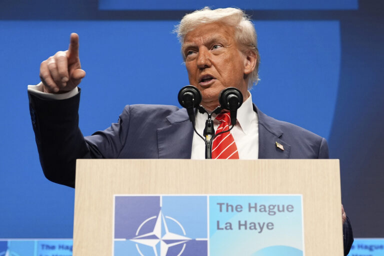 Trump odmítl, že by se Zelenským mluvil o příměří, chce jednat s Putinem