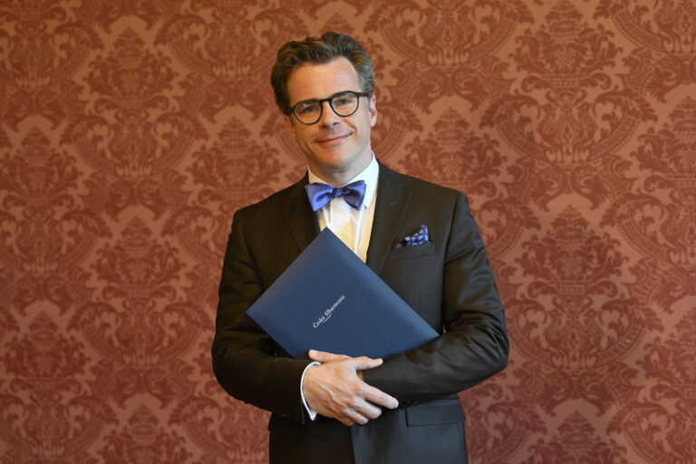 Hrůša bude novým šéfdirigentem České filharmonie od podzimu 2028