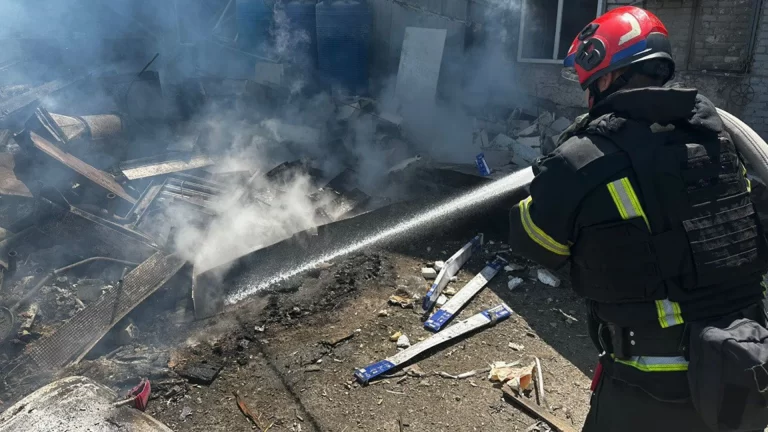 Ruský teror v den summitu NATO: Masakr v Dnipru jako výsměch Západu