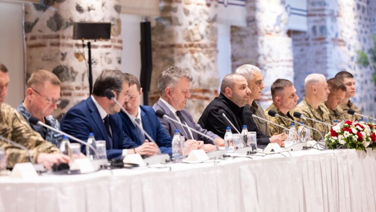 Istanbul bez iluzí: Rusko nechce mír, jen pauzu ve válce