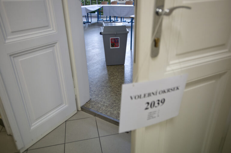 ANO mírně oslabilo, zisk Spolu bitcoinová kauza neovlivnila