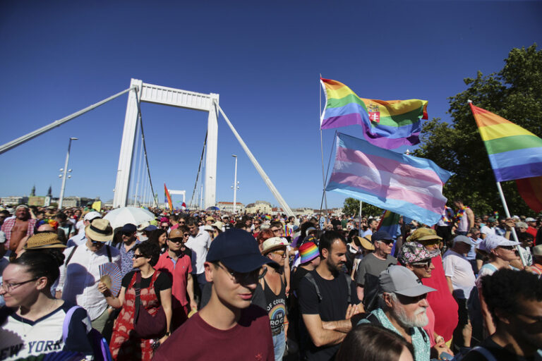 Na zakázaný pochod hrdosti v Budapešti dorazilo 200.000 lidí