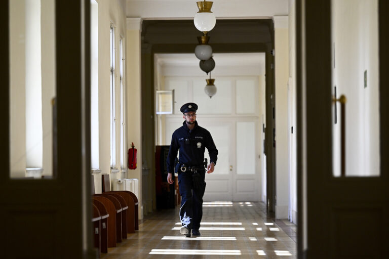 Nahlášení bomby v soudní budově na 1,5 hodiny zastavilo dopravu v centru Prahy