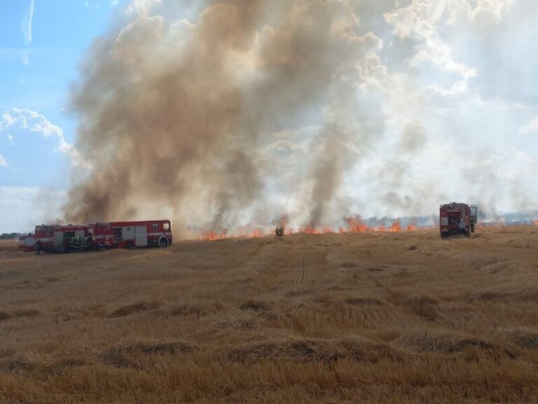 Na Hodonínsku hořelo 16 hektarů pole i šest chatek, jeden hasič se zranil