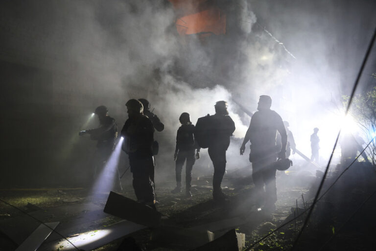 Dva mrtví a 27 zraněných po ruském úderu na nákupní centrum na Ukrajině