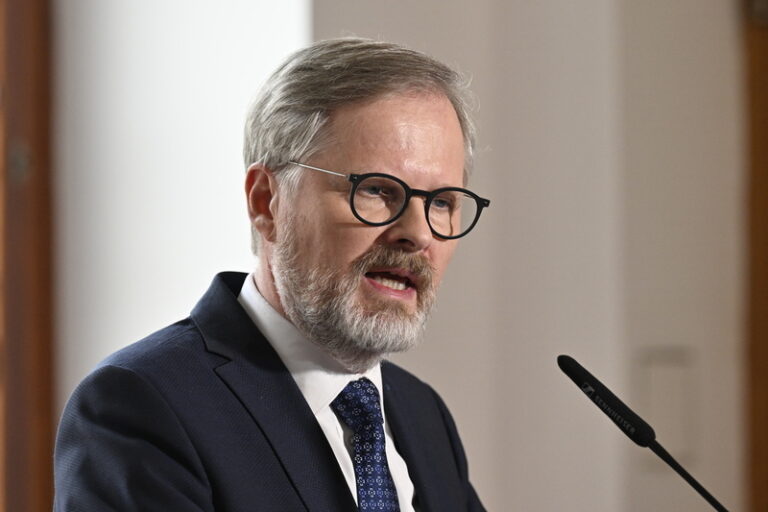 ČR se podle Fialy nyní nepřipojí k nákupu amerických zbraní pro Ukrajinu