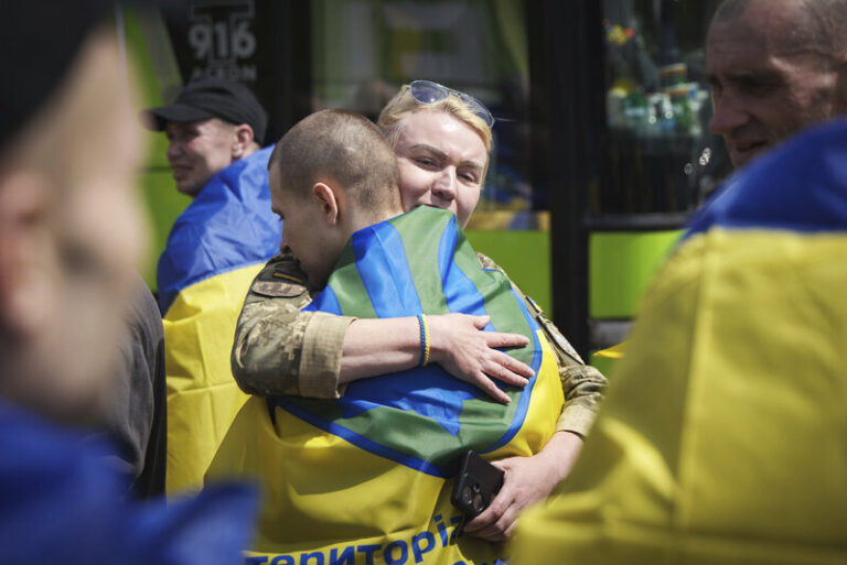 Při osmi fázích výměny zajatců se domů vrátily stovky lidí, uvedl Zelenskyj