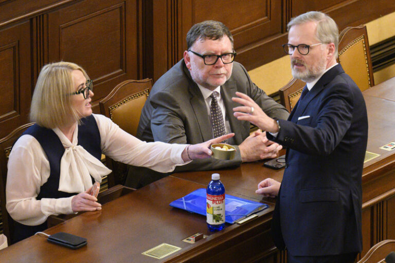 Odborníci oceňují vládu za snížení schodku, pomohla si zvýšením daní