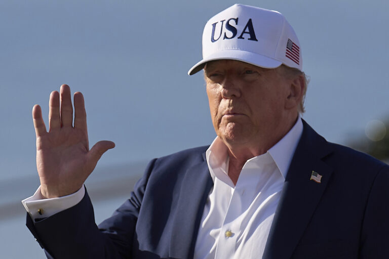 Trump má chronickou žilní nedostatečnost, není to vážné, uvedl Bílý dům