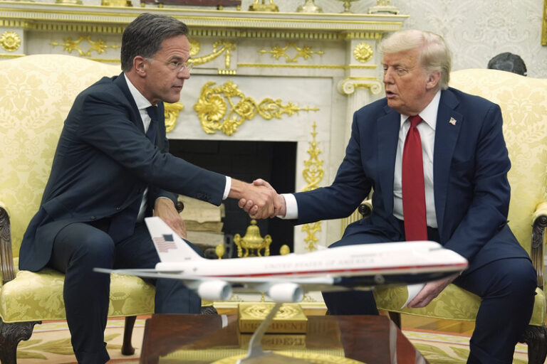 USA prodají zbraně zemím NATO na pomoc Kyjevu, Trump pohrozil Rusku tvrdými cly