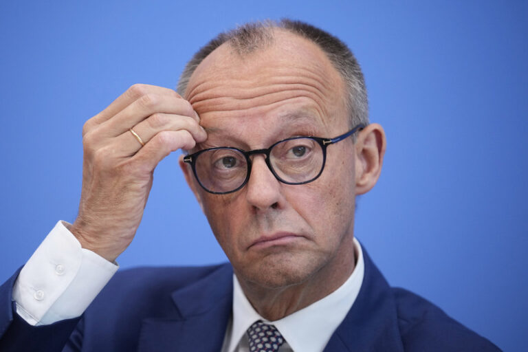 Německo situaci kolem migrace nezvládlo, řekl Merz s odkazem na Merkelovou