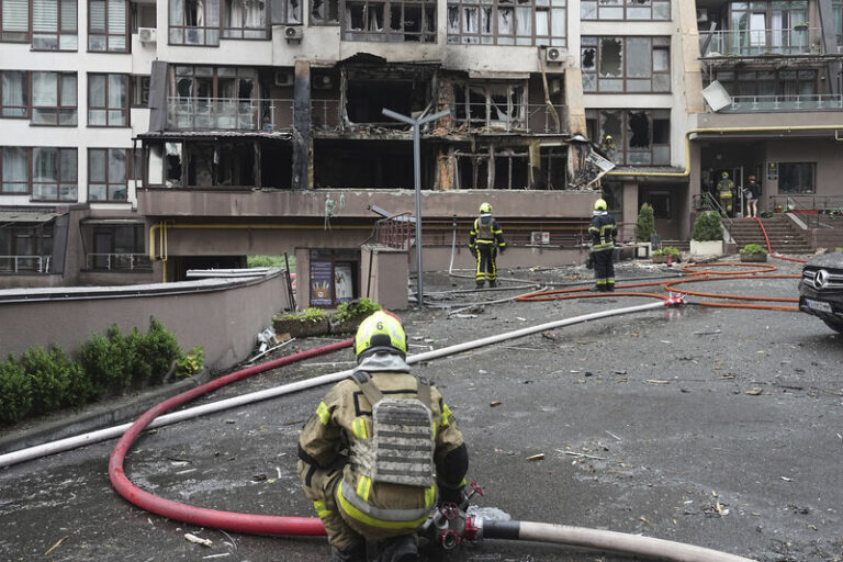 V Kyjevě je po ruském dronovém útoku více zraněných, mezi nimi i malé dítě
