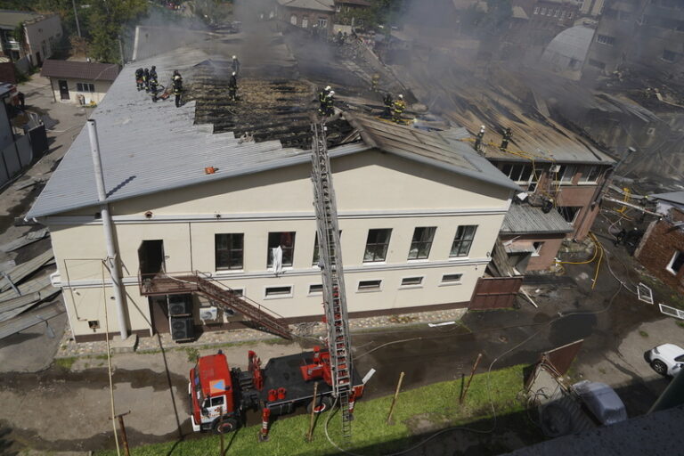 Charkov zasáhly ruské bomby, úřady informují o desítkách raněných