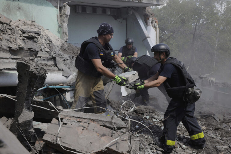 Ruské útoky mají na Ukrajině další oběti, drony útočily na západě Ruska