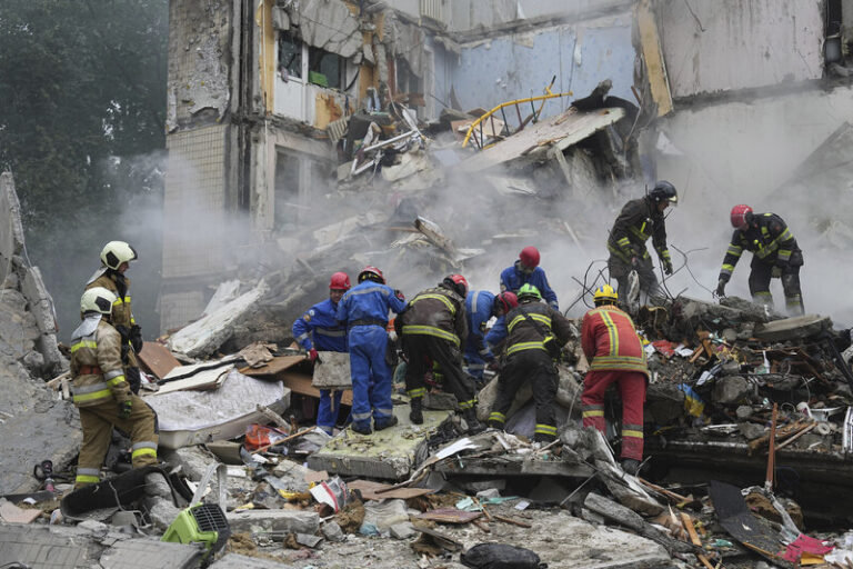 Nejméně sedm lidí zemřelo po nočním ruském vzdušném útoku na Kyjev