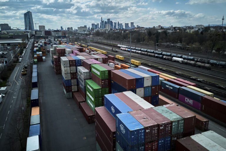 USA zavedou od 1. srpna na zboží z EU clo 30 procent, oznámil Trump