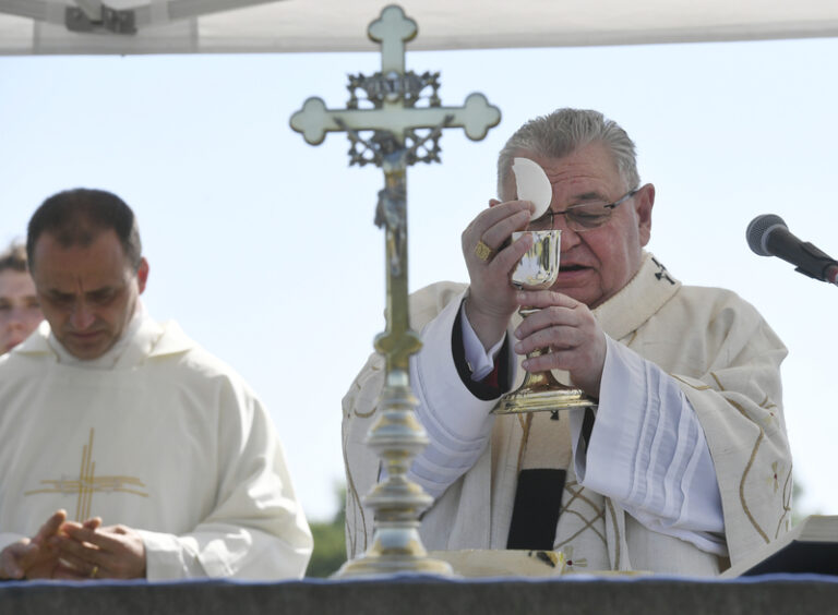 Duka se Slovákům omlouval za Čechy, kteří je poučují o demokracii, píší média