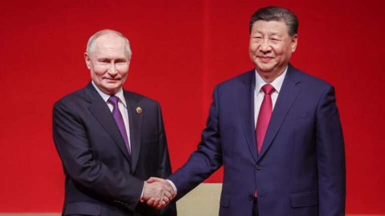 Čínská neutralita pod tlakem: experti pomáhali Rusku zvyšovat výrobu střelného prachu