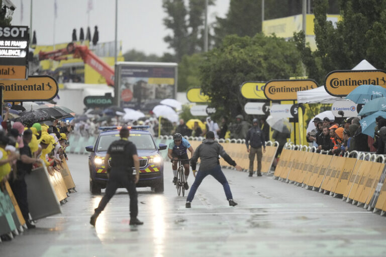 Za pokus projet cílem na Tour de France dostal muž osm měsíců podmíněně