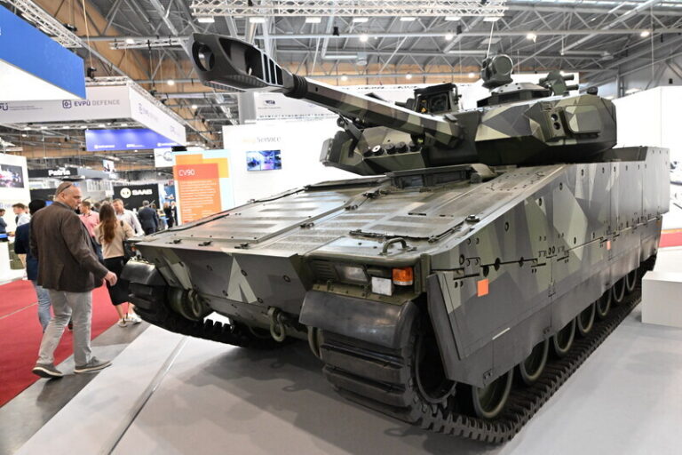Ve Švédsku se vyrobí 39 vozidel CV90, dalších 207 kusů pak v Česku