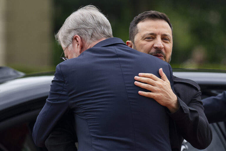 Kyjev a spojenci by měli podpořit konstruktivní kroky USA k příměří, řekl Zelenskyj