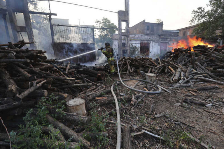 Ruský útok na nádraží a kliniku v Záporoží si vyžádal až 19 zraněných