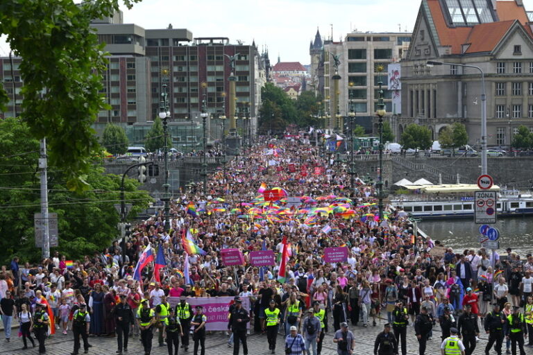 Účastníci Prague Pride vyrazili na Letenskou pláň, jsou jich desítky tisíc