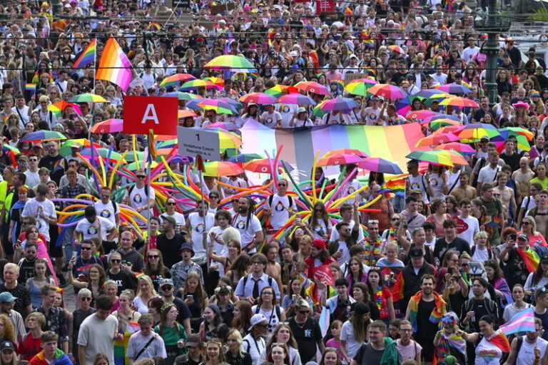 V průvodu Prague Pride šlo podle pořadatelů 45.000 lidí, zhruba jako loni