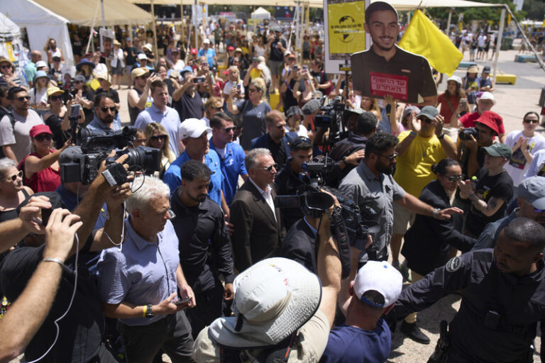 Plán je ukončit válku v Gaze, řekl vyslanec USA Witkoff rodinám rukojmích