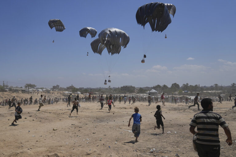 Při dnešních izraelských úderech zahynulo v Gaze nejméně 40 lidí, píše Reuters