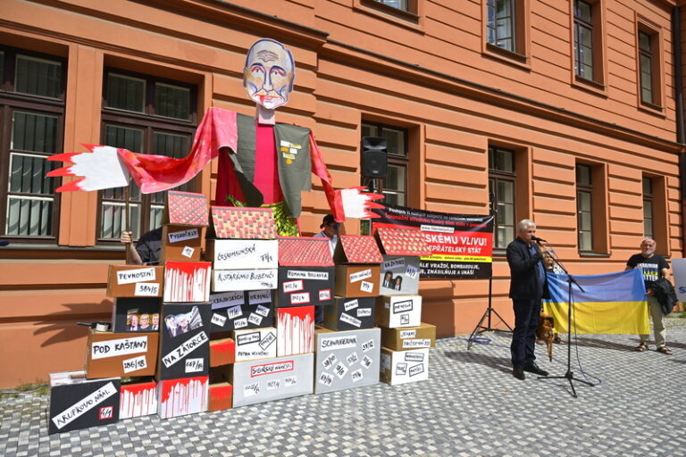 Namalování vlajky v ruském komplexu nebylo podle soudu trestným činem