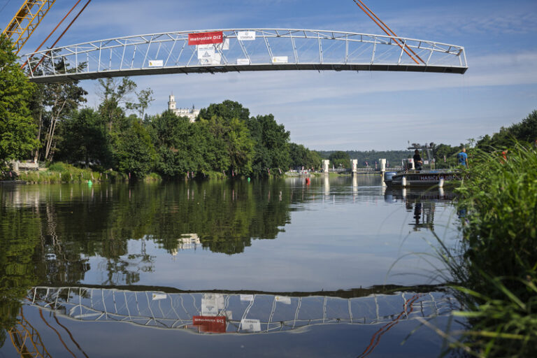 Nová lávka v Hluboké nad Vltavou spojila oba břehy, otevřou ji 20. září