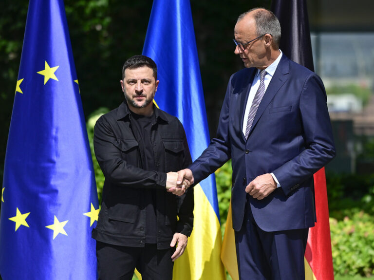 Německo oznámilo, že přispěje na nákup amerických zbraní pro Ukrajinu