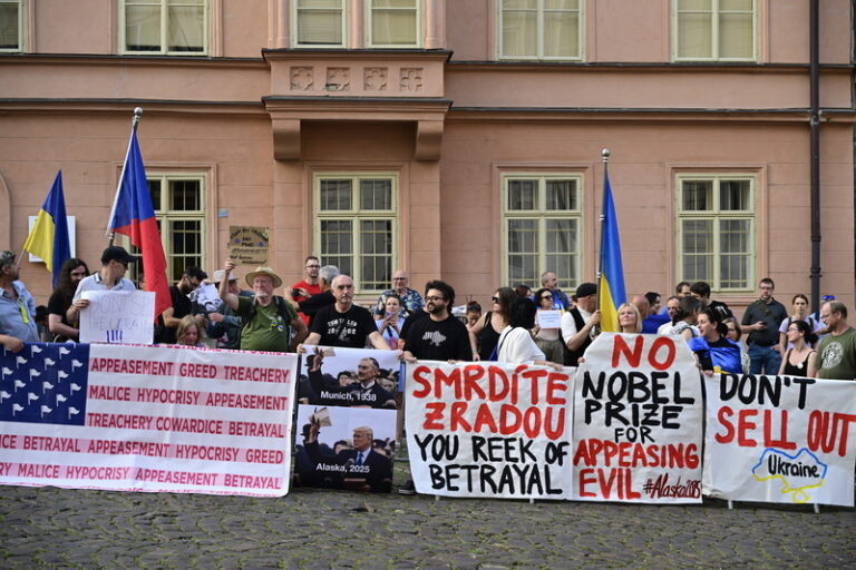 Před americkou ambasádou se sešly desítky lidí k protestu za Ukrajinu