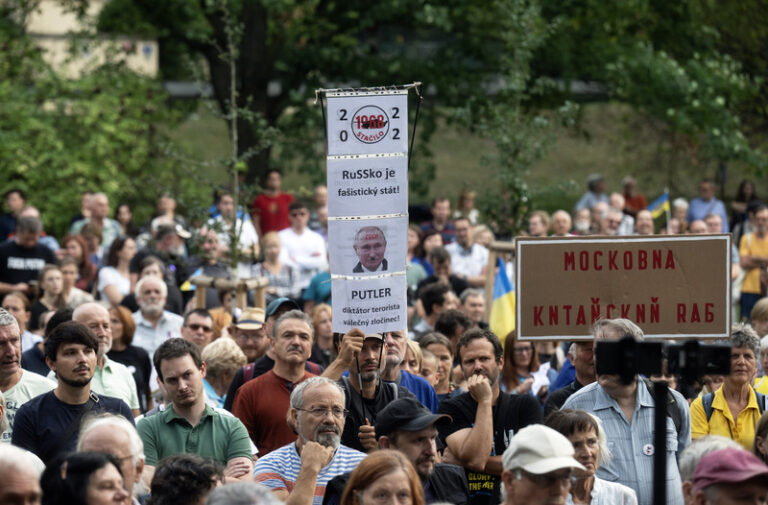 Několik stovek lidí dorazilo na akci k výročí okupace před ruskou ambasádu