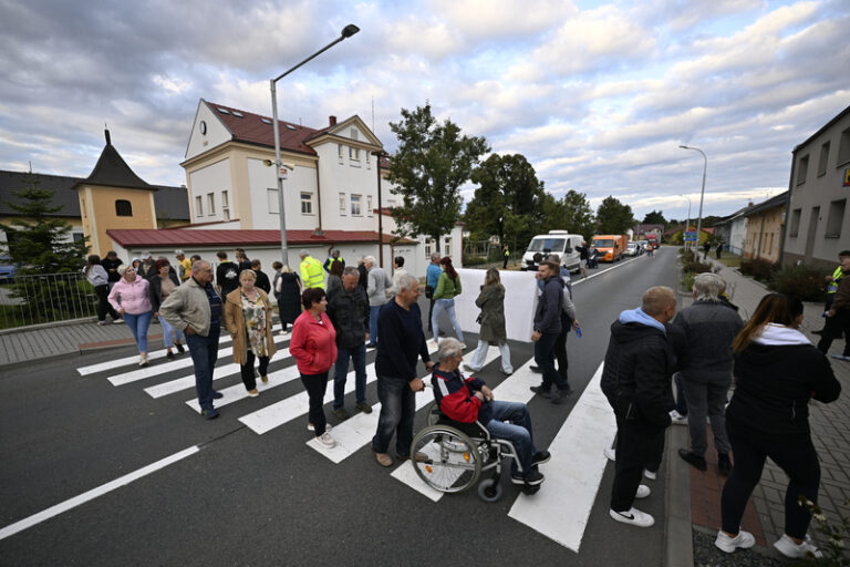 Lidé v Martinicích částečně zablokovali silnici, žádají dostavbu D49