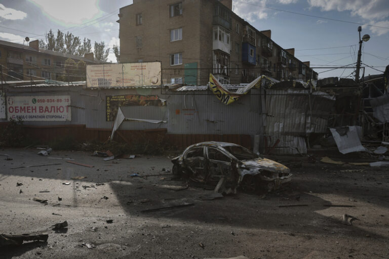 Kellog v Kyjevě hovořil o míru, další návštěvníci slibují miliardy