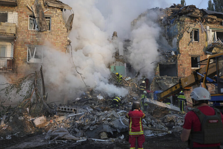 Počet obětí ruského útoku na Kyjev stoupl na 14, včetně tří dětí