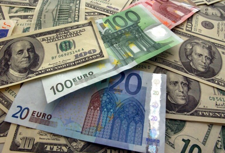 Koruna mírně zpevnila k euru i dolaru, pražská burza nepatrně posílila