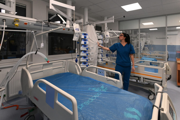 Právo rodiče na pobyt s dítětem v nemocnici není absolutní, potvrdil soud