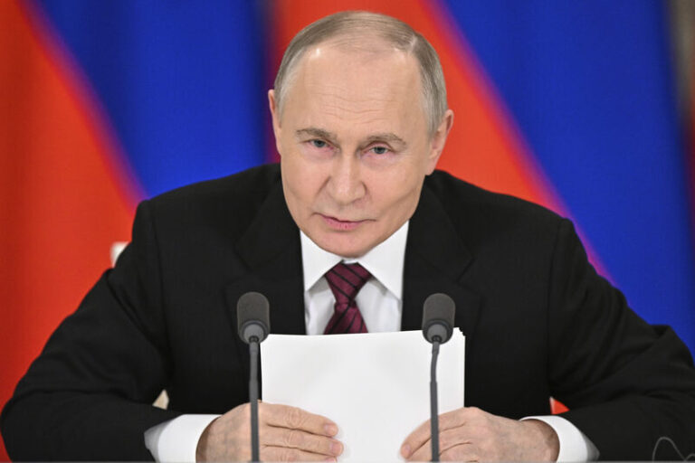 Podle analytiků je Putinův režim po invazi represivnější, ale i křehčí