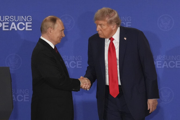 Putin eskaluje útoky, spoléhá na Trumpovu zdrženlivost, píše Bloomberg