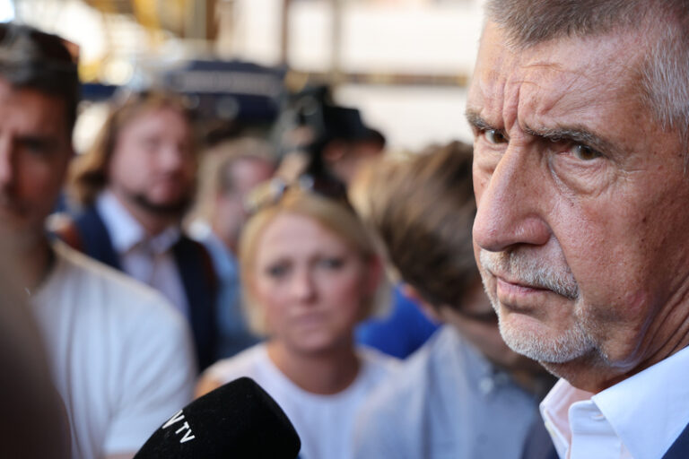 Babiš se poprvé od pondělního útoku setkal s lidmi na dalším mítinku