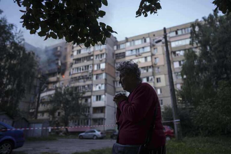 Ruský útok na Ukrajinu zabil v Kyjevě tři lidi, zapálil úřad vlády