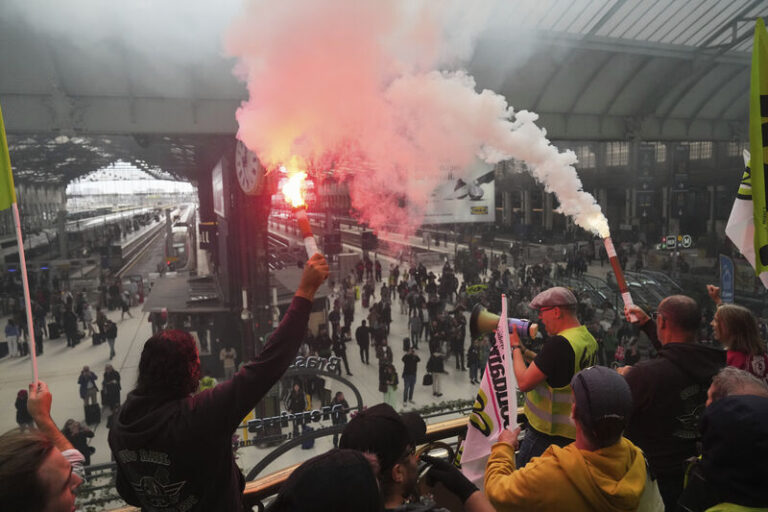 Francie se potýká s protivládními protesty, stovky lidí byly zadrženy
